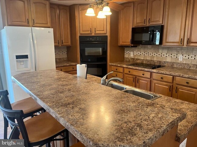 Building Photo - 1217 Hilltop Dr