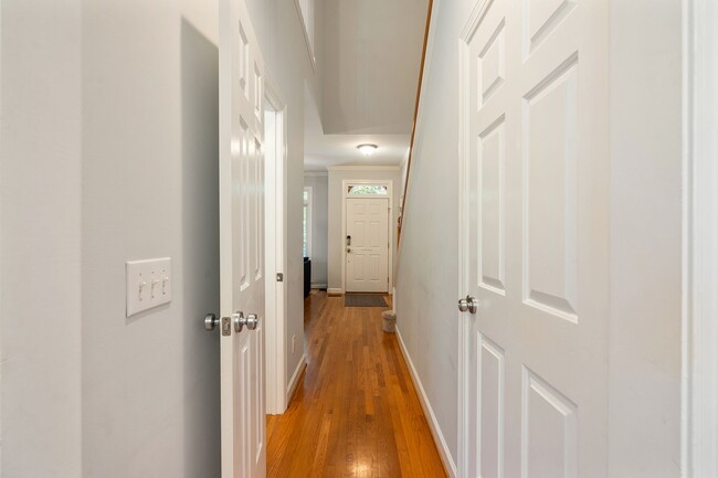 Building Photo - Beautiful Southern Village townhome - Furn...