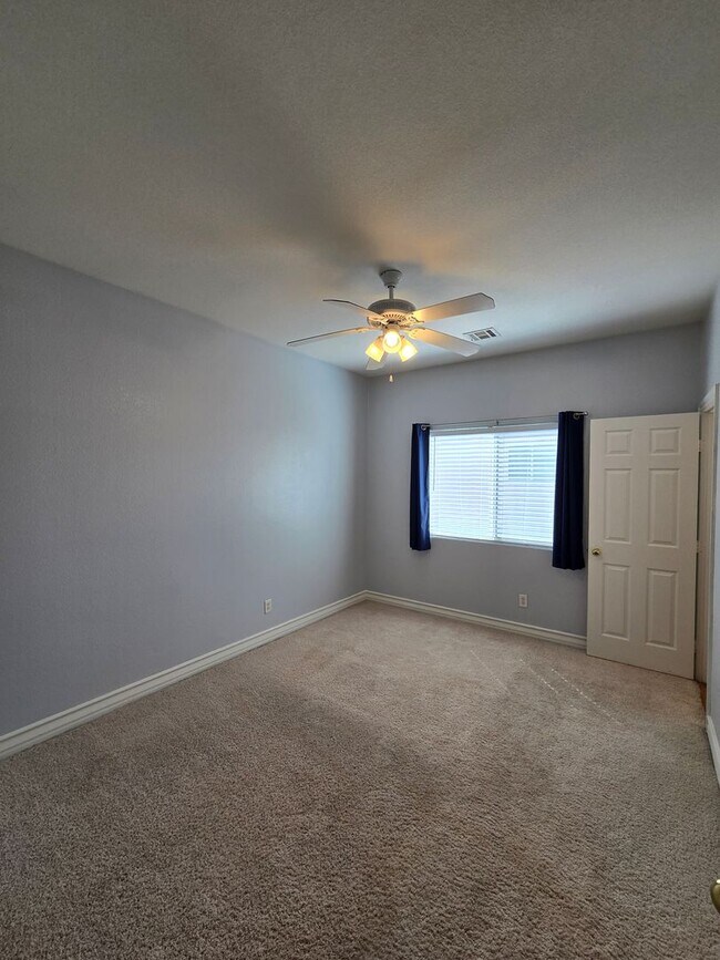 Building Photo - An Amazing NW Home! Over 3300 sq ft w/ pool & spa! Must see!