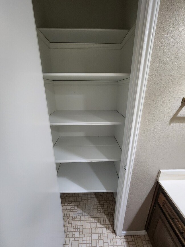 Building Photo - 3 bed 2 bath 2 car garage!