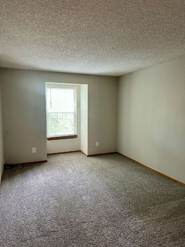 Building Photo - Don't Miss out on this 2 Bed +Loft Townhome in Northpark Available August 14th, 2026!