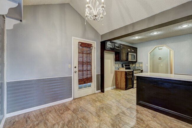 Building Photo - 3 Bed 2 Bath in OKC!