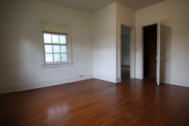 Building Photo - 2 Bedroom Home For Rent 1 Block From APSU!