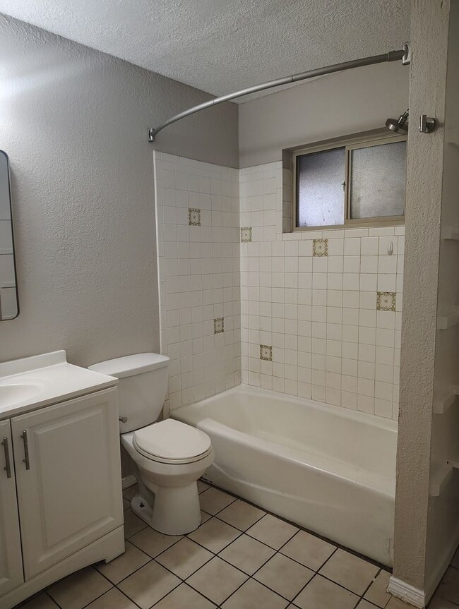 Building Photo - Recently updated 2 bed -1 bath aprox 800 sq ft 2nd and Montano