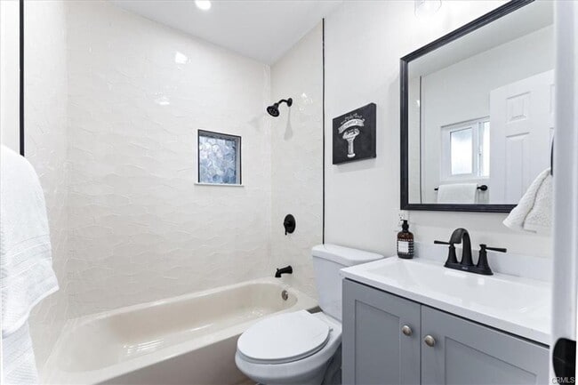 Building Photo - 1 Bedroom 1 Bath Detached House for Rent in Uptown Whittier