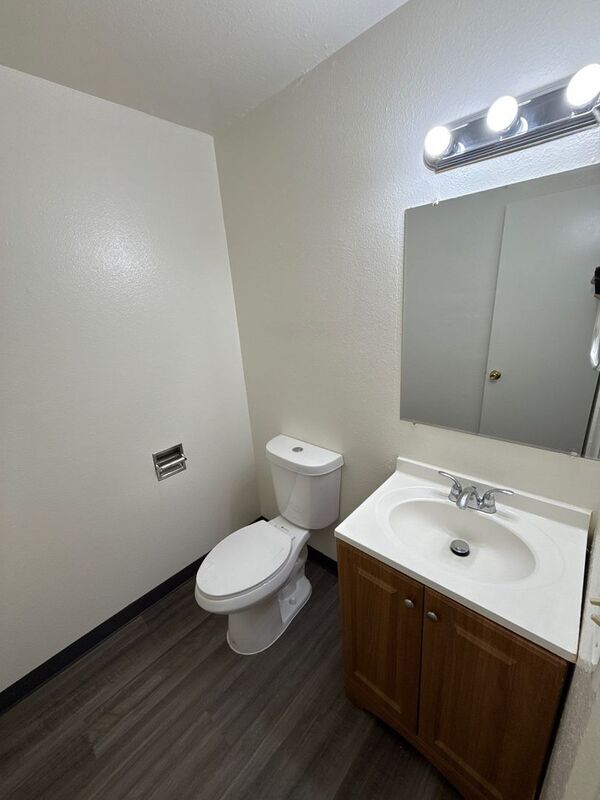 Building Photo - 848 Plymouth Dr NE