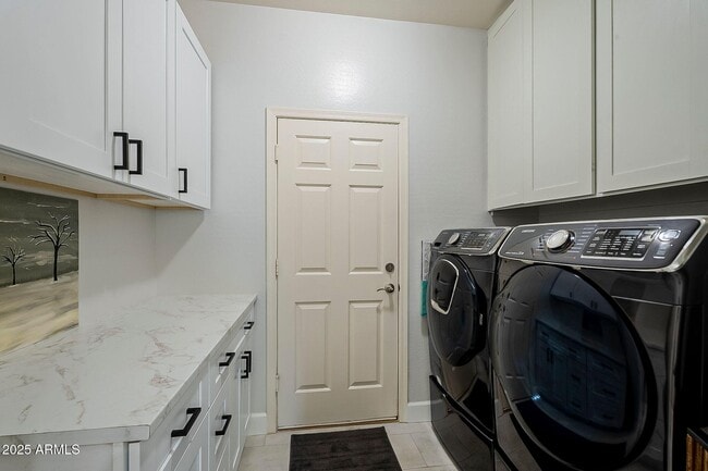 Building Photo - 2401 E Sequoia Dr