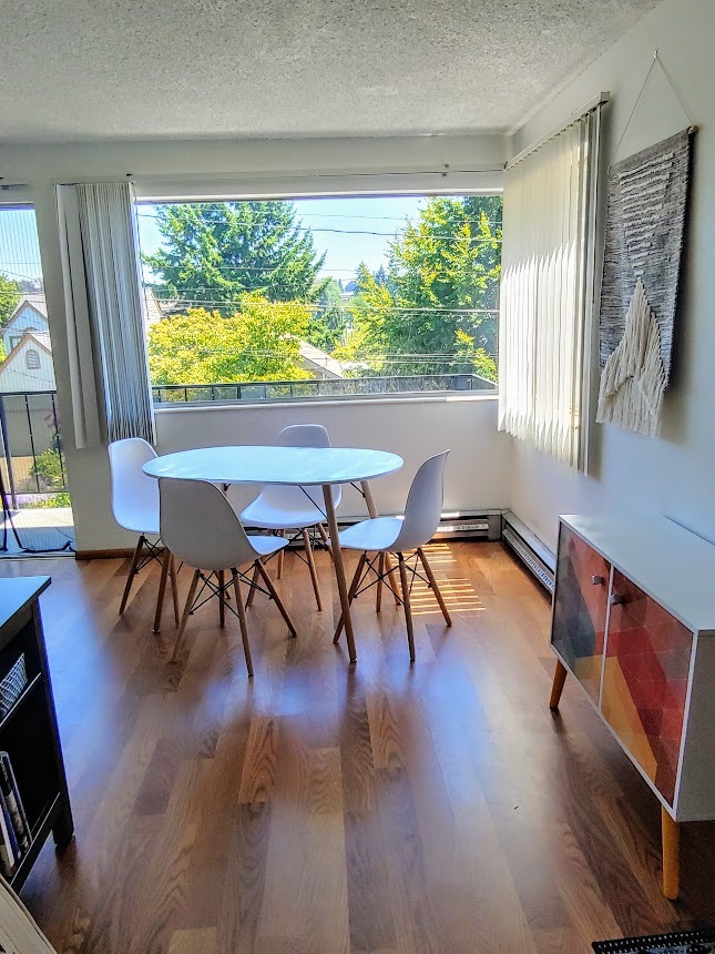 Dining table with 4 chairs - 4215 Whitman Ave N