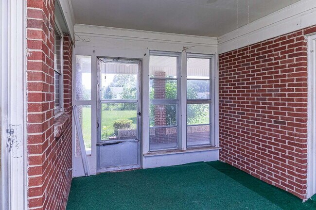Building Photo - Brick Ranch in Pikeville! Lawn care included!