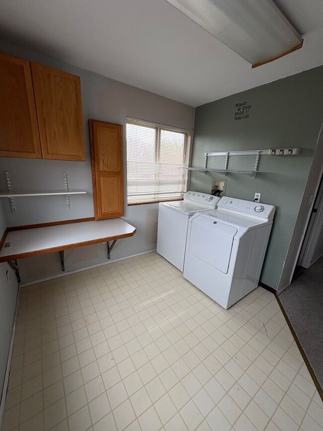 Building Photo - Above garage 1 bedroom apartment