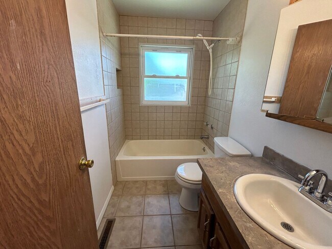 Building Photo - 5 Bed 2 Bath Home with 2 Car Attached Gara...