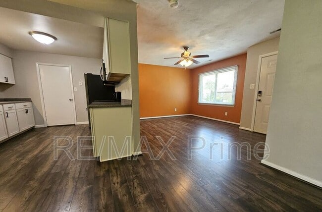 Building Photo - 3413 Newport Dr