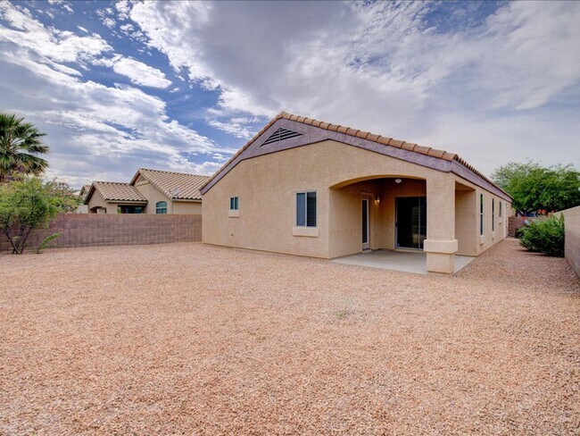 Building Photo - 3 Bedroom 2 Bathroom