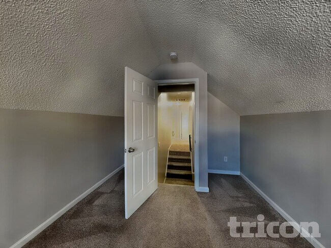 Building Photo - 11 Peridot Pl