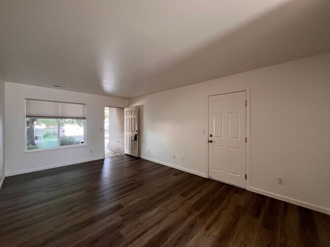 Building Photo - 665 Starlite Dr