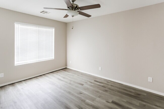 Building Photo - 10843 E Clovis Ave