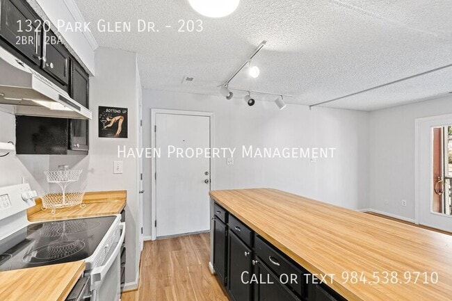 Building Photo - 1320 Park Glen Dr