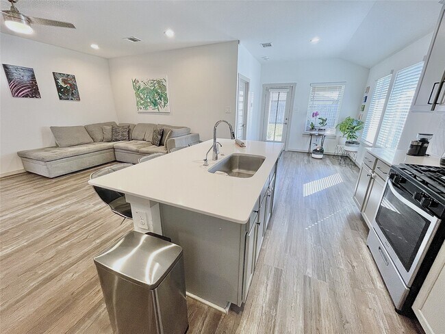 Building Photo - 6811 Fleetwood Crescent Wy