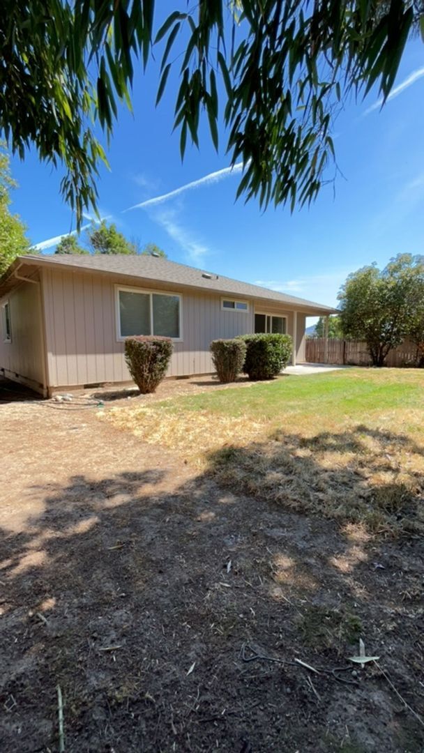 Building Photo - 3 Bedroom 2 bath house available!