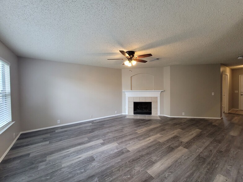 Building Photo - 4203 Falcon Dr