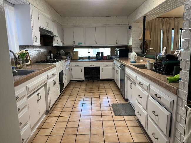 Building Photo - 7327 Sovereign Ct