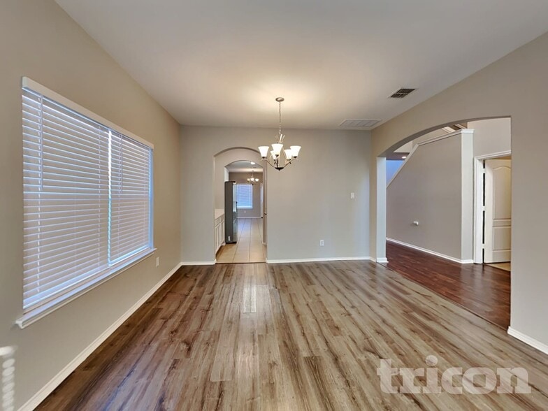 Building Photo - 2784 Sweetbriar Ln