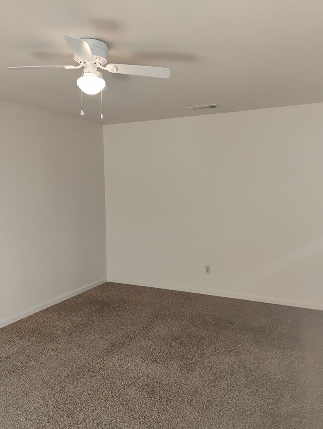 Building Photo - By appointment only. Do not disturb occupants. Apply now to schedule a viewing.