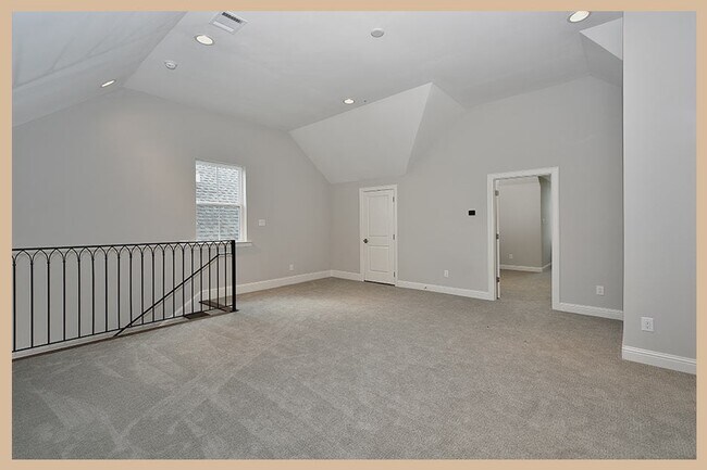 Building Photo - 215 Willow St