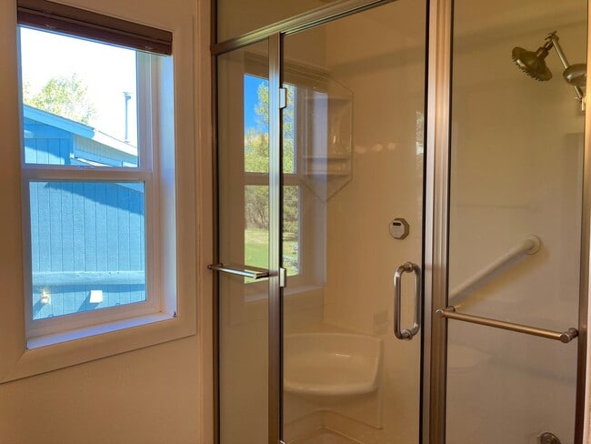Building Photo - Beautifully kept (3) Bed, (2.5) Bath in Ea...