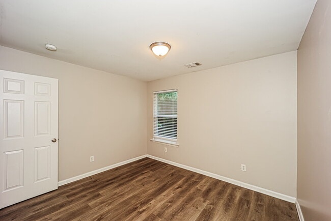 Building Photo - 2080 Valley Creek Dr