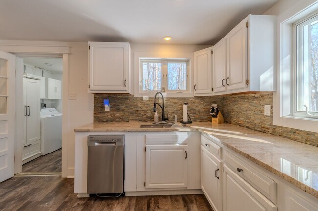 Building Photo - Quiet Cottage in the Trees