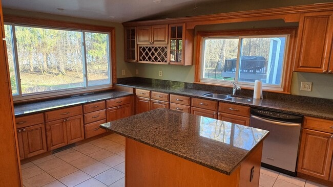 Building Photo - **RIVERFRONT 4-BEDROOM/2-BATH WITH 4-CAR GARAGE, FULL BASEMENT!!**