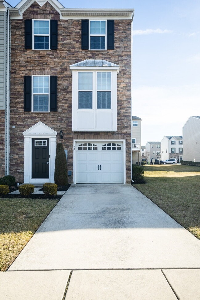 Building Photo - Exceptional 3-bedroom, 2.5-bathroom townhouse in the sought after community of The Villages at Cr...