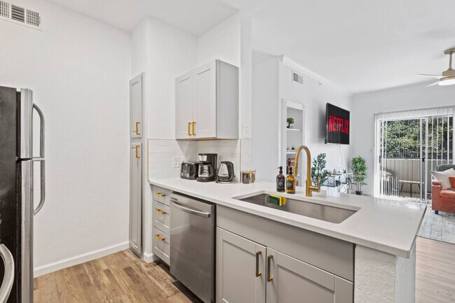 Building Photo - 2929 Kings Rd