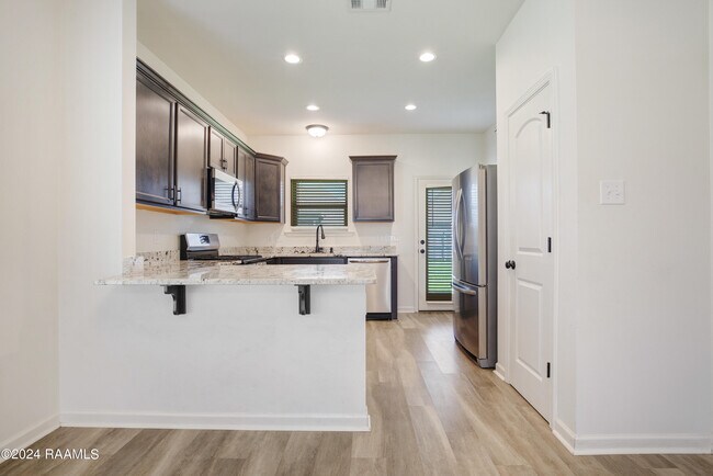 Building Photo - 524 Elwick Dr