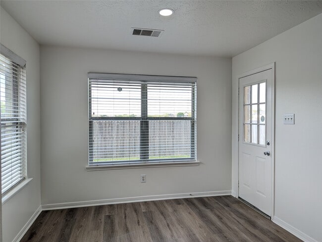 Building Photo - 5618 Savannah Woods Ln