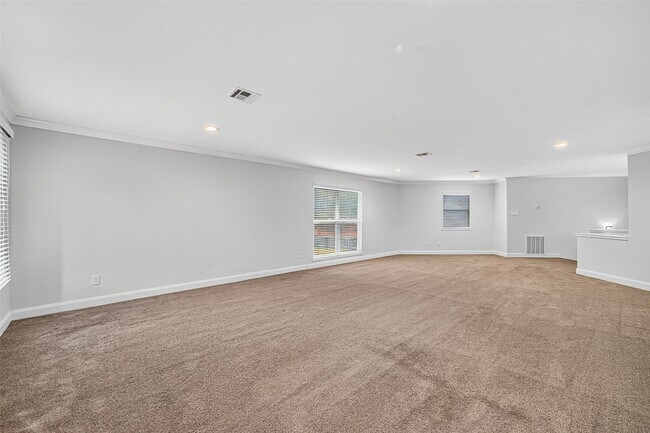 Building Photo - 818 Silvergate Dr