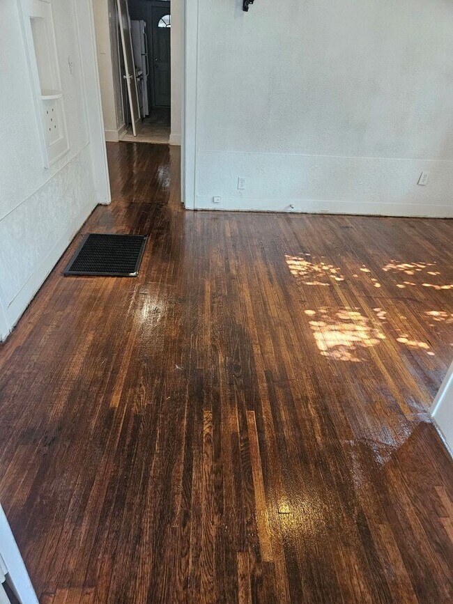 Building Photo - 2 bed 1 bath for lease near downtown