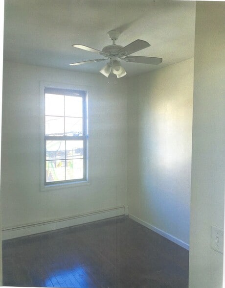 Building Photo - 102 W 49th St