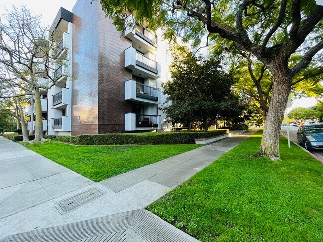 Building Photo - Lush and Lavish Lower Level Beverly Hills ...