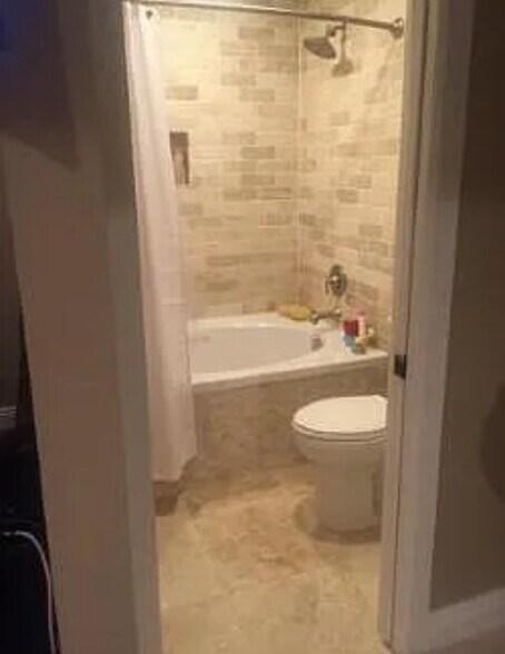 master bath with soaking/jet tub - 7012 E Redfield Rd