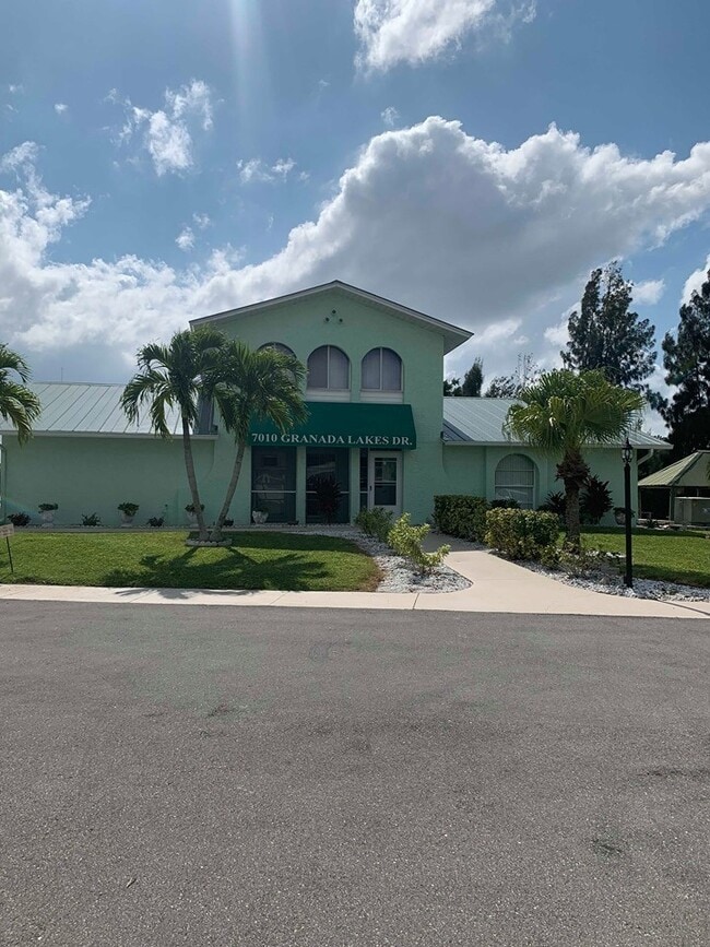Building Photo - Piece of Paradise 55+