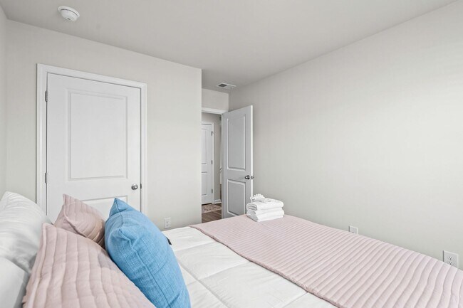 Building Photo - All Inclusive Seasonal Rental Available January 5-March 31st.