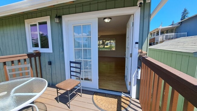 Building Photo - 2 Bedroom 1 Bath Duplex