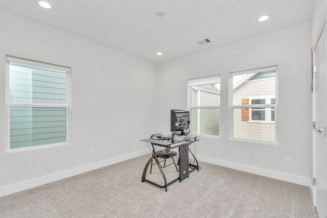 Building Photo - 3360 Pinemont Dr