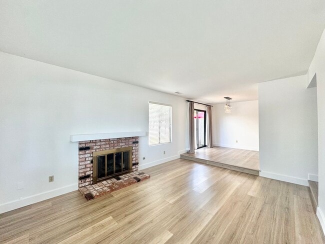 Building Photo - Beautiful 3Bd/2.5Ba Available In Costa Mesa
