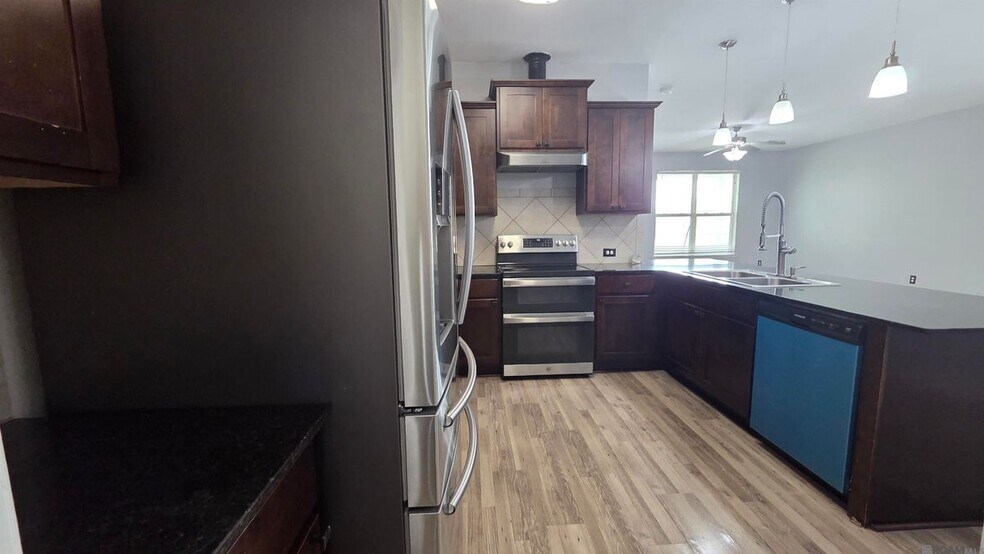 Building Photo - 583 Fall River Dr