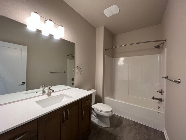 Building Photo - Start Lease by 8/15 to Receive REMAINDER o...