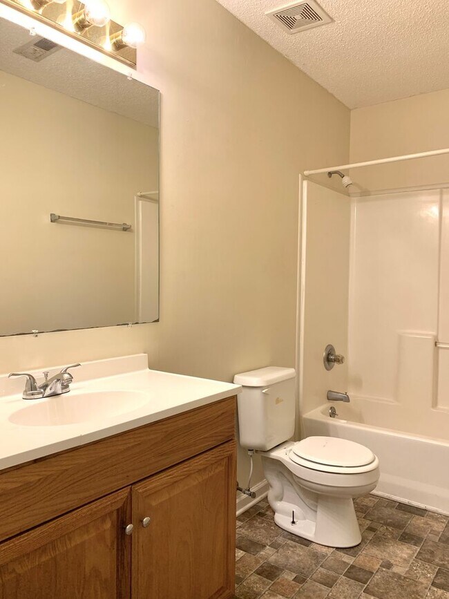 Building Photo - 811 Flyer Ct