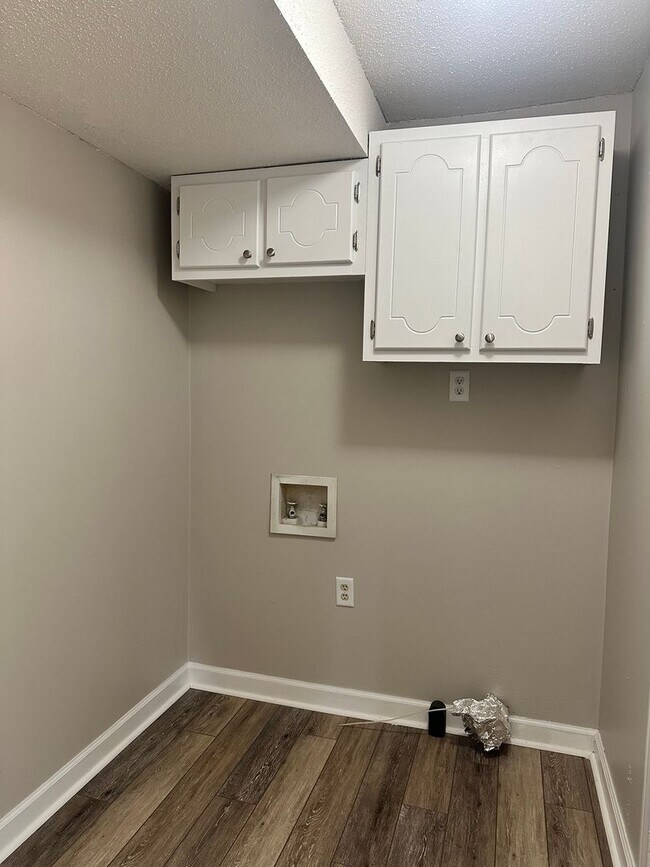 Building Photo - 810 W Country Club Dr